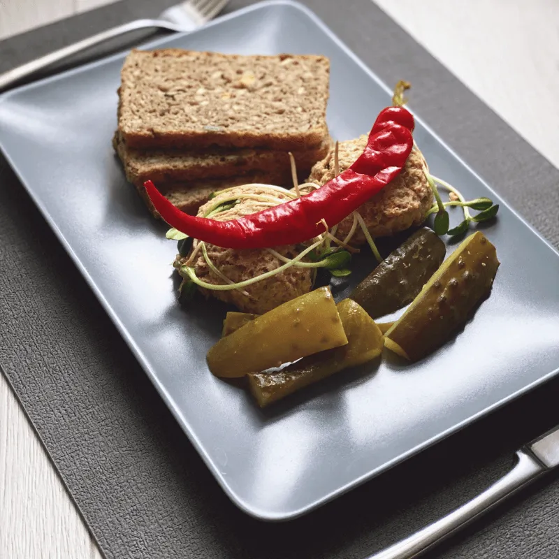 Zdrowy Smak - test cateringu - Pasta rybna z ricottą, kaparami i ogórkiem kiszonym, pieczywo rzemieślnicze ciemne